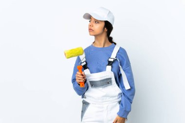 İzole edilmiş beyaz arka planda boyacı kadın kollarını çapraz tutuyor.