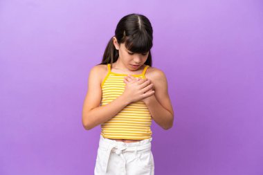 Mor arka planda izole edilmiş beyaz bir çocuk. Kalbinde ağrı var.