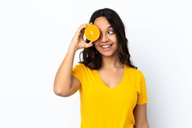 İzole edilmiş beyaz arka planı olan genç bir kadın elinde portakal tutuyor.