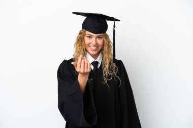 Genç üniversite mezunu, beyaz arka planda izole edilmiş, davet edilmişti. Gelmene sevindim.