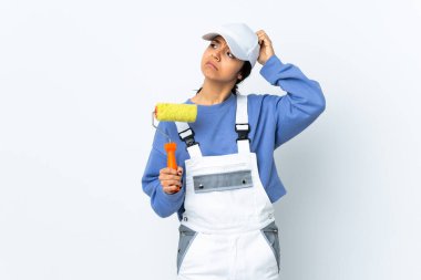 Ressam kadın izole edilmiş beyaz arka planda, kafası kaşınırken şüpheleri var.