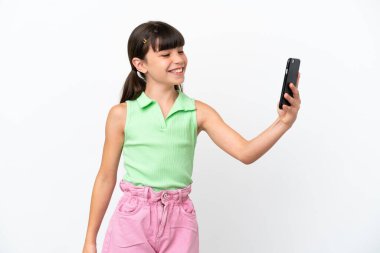 Beyaz arka planda izole edilmiş beyaz bir çocuk selfie çekiyor.