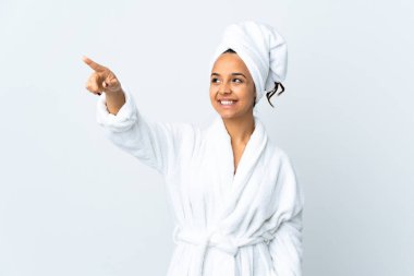 İzole edilmiş beyaz arka planı olan bornozlu genç bir kadın...