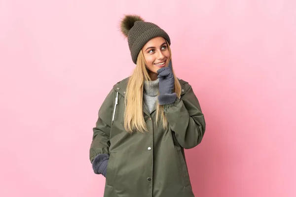 Ung Kvinna Med Vinter Hatt Isolerad Rosa Bakgrund Tänker Idé — Stockfoto