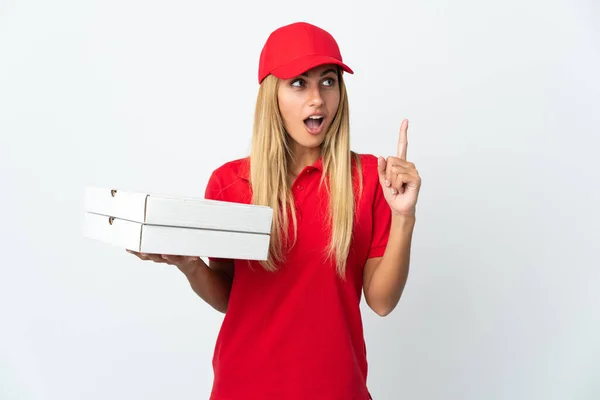 Pizzacı Kadın Elinde Beyaz Arka Planda Izole Edilmiş Bir Pizza — Stok fotoğraf