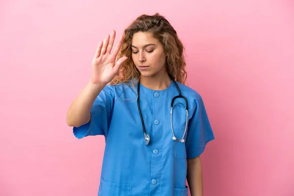 Ung Kirurg Läkare Kvinna Isolerad Rosa Bakgrund Gör Stopp Gest — Stockfoto