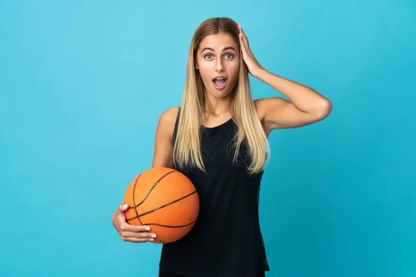 Basketbol Oynayan Genç Bir Kadın Sürpriz Bir Ifadeyle Beyaz Arka — Stok fotoğraf