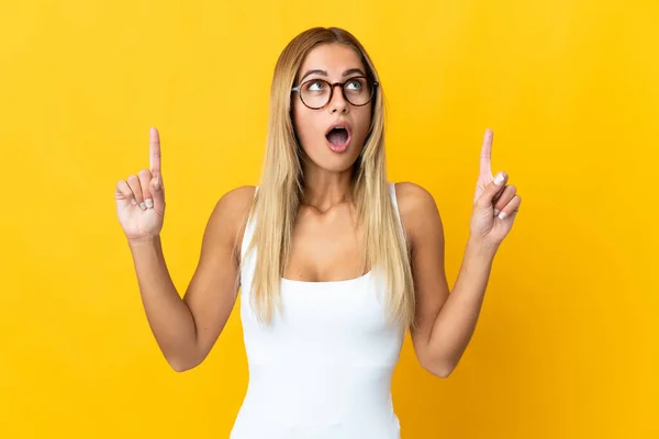 Young Blonde Woman Isolated Yellow Background Surprised Pointing — Stock Photo, Image