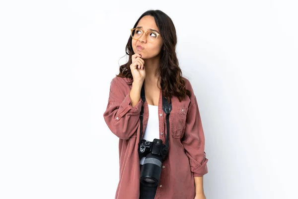 Jonge Fotografe Vrouw Geïsoleerde Witte Achtergrond Met Twijfels Denken — Stockfoto