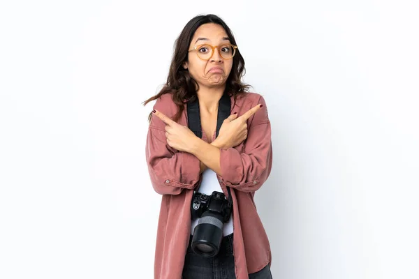 Mladý Fotograf Žena Přes Izolované Bílé Pozadí Ukazuje Laterály Pochybnostmi — Stock fotografie