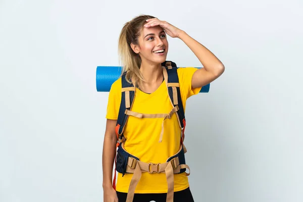 Junge Bergsteigerin Mit Großem Rucksack Isoliert Auf Weißem Hintergrund Lächelt — Stockfoto
