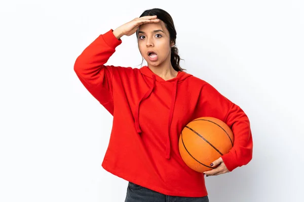 Jeune Femme Jouant Basket Sur Fond Blanc Isolé Faisant Geste — Photo