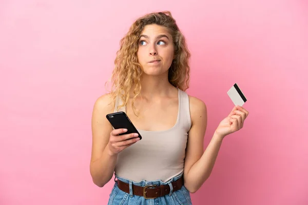 Jonge Blonde Vrouw Geïsoleerd Roze Achtergrond Kopen Met Mobiele Telefoon — Stockfoto