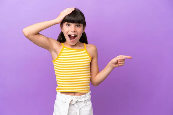 Petit Enfant Caucasien Isolé Sur Fond Violet Surpris Pointant Doigt — Photo