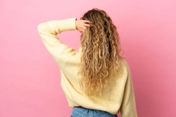 Giovane Donna Bionda Isolata Sfondo Rosa Posizione Posteriore Pensando — Foto Stock