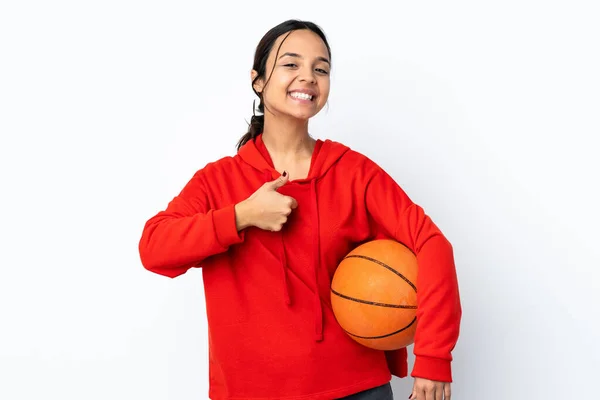 Молодая Женщина Играет Баскетбол Изолированном Белом Фоне Показывая Большой Палец — стоковое фото