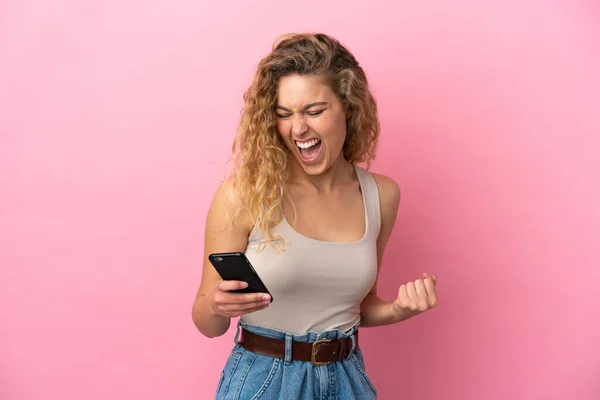 Jeune Femme Blonde Isolée Sur Fond Rose Aide Téléphone Portable — Photo