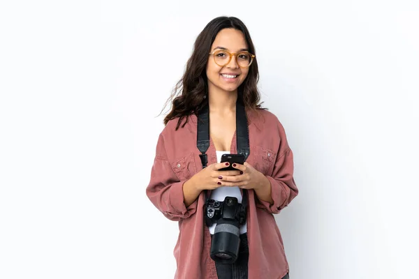 Joven Fotógrafa Sobre Fondo Blanco Aislado Enviando Mensaje Con Móvil — Foto de Stock