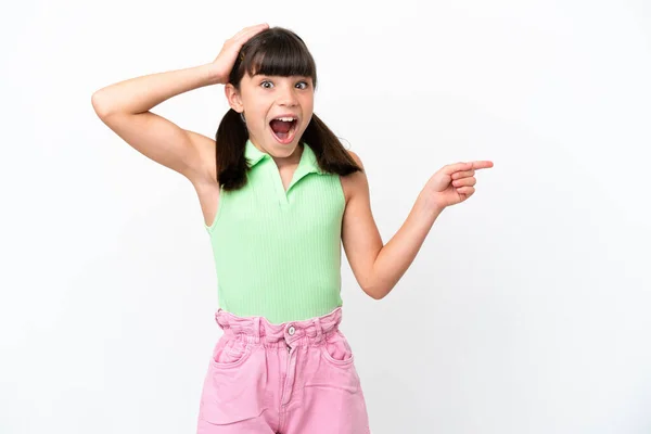 Pequeño Niño Caucásico Aislado Sobre Fondo Blanco Sorprendido Señalando Dedo —  Fotos de Stock