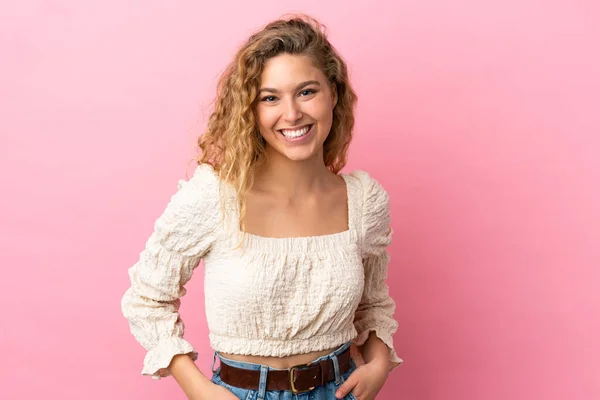 Joven Rubia Aislada Sobre Fondo Rosa Riendo — Foto de Stock