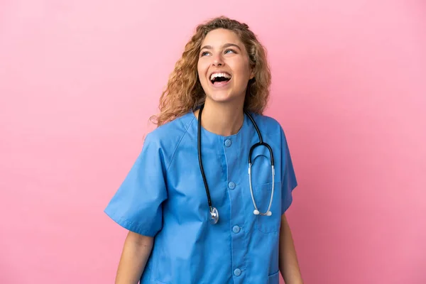 Fiatal Sebész Orvos Elszigetelt Rózsaszín Háttér Nevetés — Stock Fotó