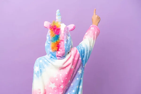 Niño Pequeño Con Pijama Unicornio Aislado Sobre Fondo Púrpura Apuntando — Foto de Stock