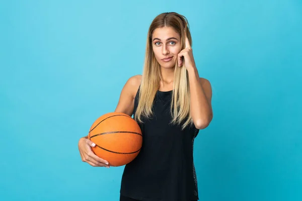 在白人背景下打篮球的年轻女子有一个想法 — 图库照片