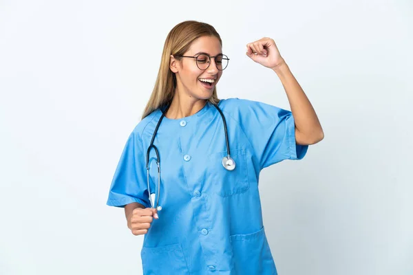 外科医女性上の隔離された白い背景上に勝利を祝う — ストック写真