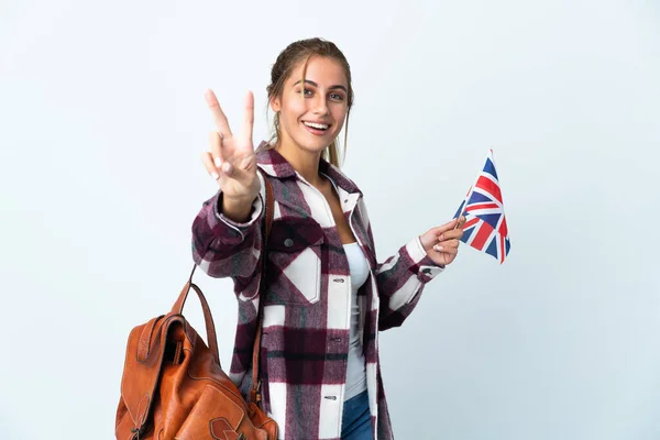 Молодая Женщина Флагом Великобритании Белом Фоне Улыбается Показывает Знак Победы — стоковое фото