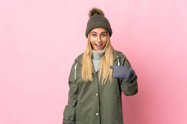 Giovane Donna Con Cappello Invernale Isolato Sfondo Rosa Con Espressione — Foto Stock