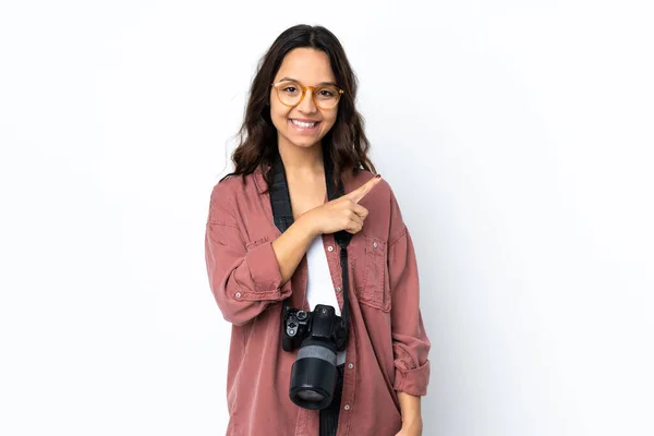 Jeune Photographe Femme Sur Fond Blanc Isolé Pointant Vers Côté — Photo