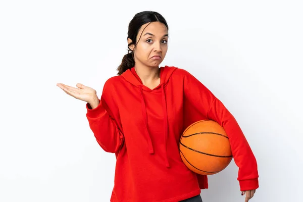 若いです女性遊びバスケットボール上の隔離された白い背景作り疑問ジェスチャー — ストック写真