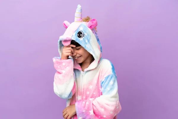 Niño Pequeño Con Pijama Unicornio Aislado Sobre Fondo Púrpura Riendo —  Fotos de Stock
