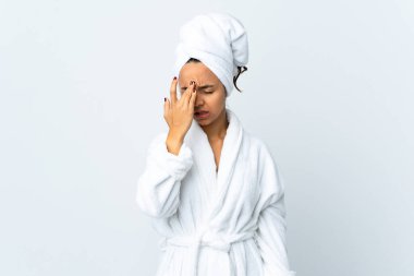 Bornozlu genç bir kadın soyutlanmış beyaz bir geçmişi var ve başı ağrıyor.