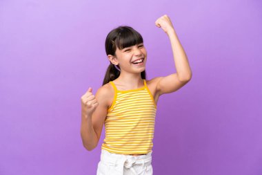 Mor arka planda izole edilmiş küçük beyaz çocuk zaferi kutluyor.