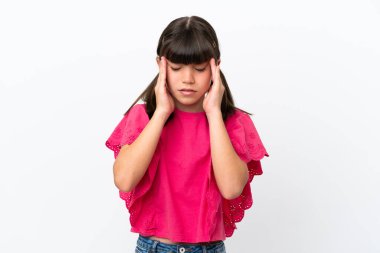 Beyaz arka planda başı ağrıyan beyaz bir çocuk.