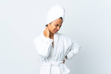 Bornozlu genç bir kadın soyutlanmış beyaz bir arka planı var.