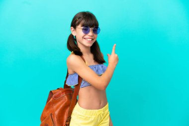 Küçük beyaz bir çocuk kumsala gidiyor. Arka planda izole bir şekilde.