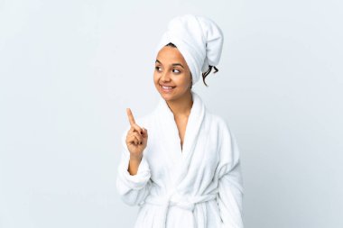 Bornozlu genç bir kadın, izole edilmiş beyaz arka planda parmağını kaldırarak çözümü anlamaya çalışıyor.