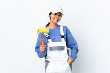 Ressam kadın izole edilmiş beyaz arka planda gülüyor