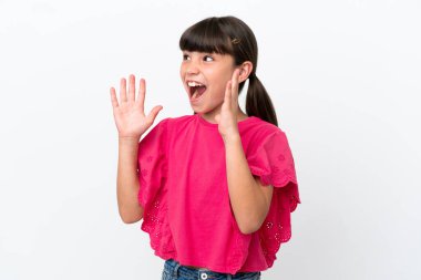 Beyaz arka planda yüzü şaşırmış, beyaz bir çocuk.