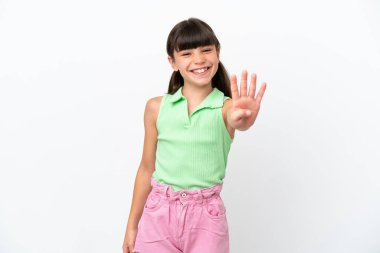 Beyaz arka planda izole edilmiş küçük beyaz çocuk mutlu ve parmaklarıyla dört tane sayıyor.