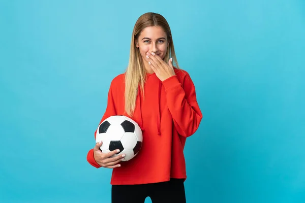 Joven Futbolista Mujer Aislada Sobre Fondo Azul Feliz Sonriente Cubriendo —  Fotos de Stock