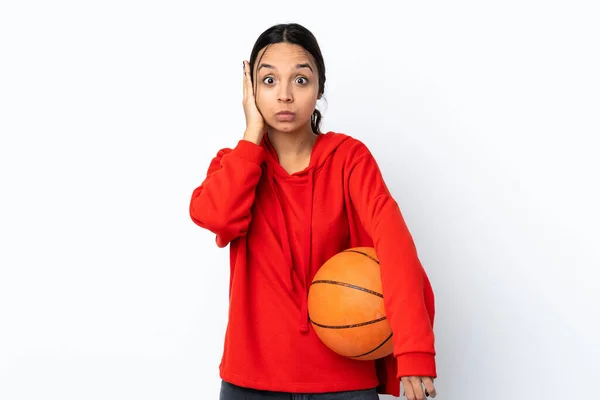 若いです女性遊びバスケットボール上の隔離された白い背景不満とカバー耳 — ストック写真