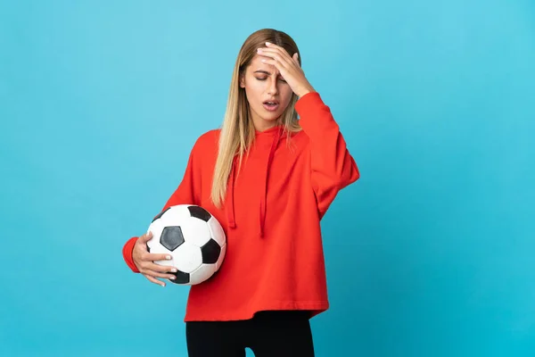 Joven Futbolista Mujer Aislada Sobre Fondo Azul Con Dolor Cabeza —  Fotos de Stock