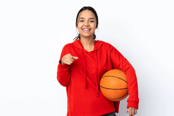 Mujer Joven Jugando Baloncesto Sobre Fondo Blanco Aislado Sorprendido Apuntando —  Fotos de Stock