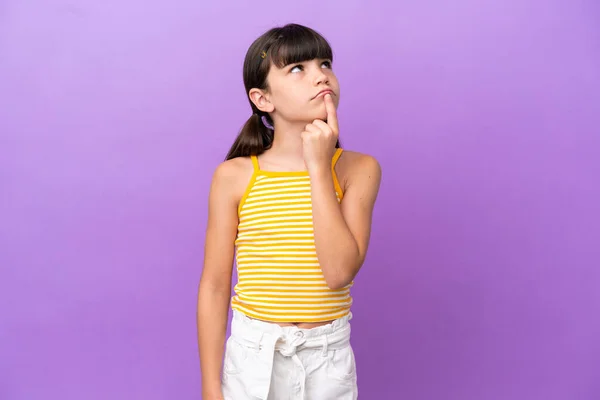 Pequeño Niño Caucásico Aislado Sobre Fondo Púrpura Teniendo Dudas Mientras — Foto de Stock