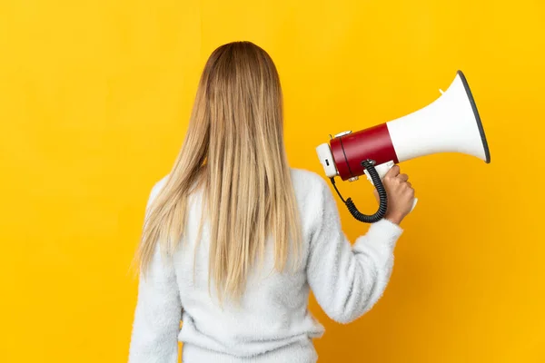 Jovem Loira Isolada Fundo Amarelo Segurando Megafone Posição Traseira — Fotografia de Stock