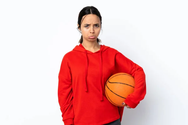 Mladá Žena Hraje Basketbal Přes Izolované Bílé Pozadí Smutným Výrazem — Stock fotografie