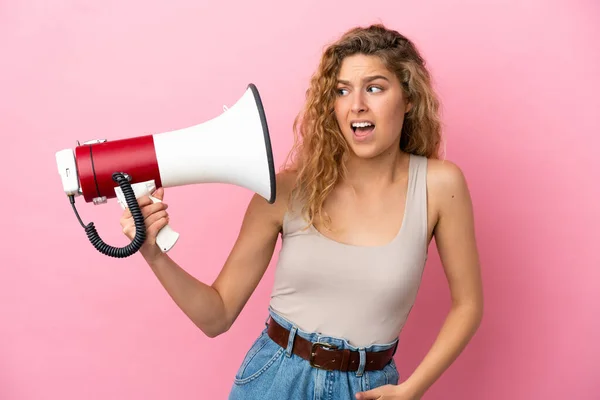 Jong Blond Vrouw Geïsoleerd Roze Achtergrond Met Een Megafoon Met — Stockfoto